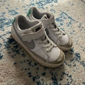 Little Kids white low Nike blazers size 11